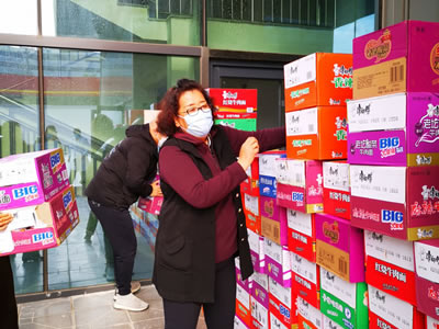 共同抗疫，溫暖同行，董事長(zhǎng)向七里河工商聯(lián)捐贈(zèng)物品